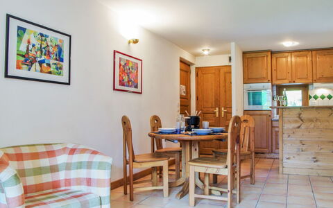 Les Capucins: Tavolo, Mobilia, Cornice, Azzurro, Sedia, Legna, Costruzione, Soggiorno, Interior Design, Pianta Della Casa