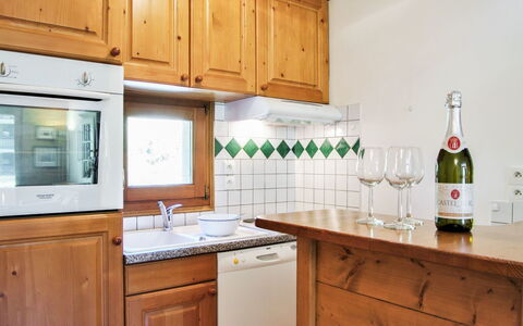 Les Capucins: Cabinetry, Controsoffitto, Proprietà, Mobilia, Bianca, Bottiglia, Elettrodomestico Da Cucina, Costruzione, Cucina, Legna