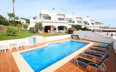 Villa Cielo: Acqua, Cielo, Proprietà, Pianta, Costruzione, Piscina, Azzurro, Natura, Albero, Mobili Da Esterno