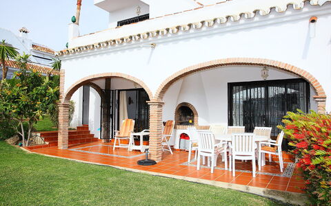 Villa Cielo: Pianta, Proprietà, Costruzione, Illuminazione, Architettura, Sedia, Interior Design, Erba, Vaso Di Fiori, Tempo Libero
