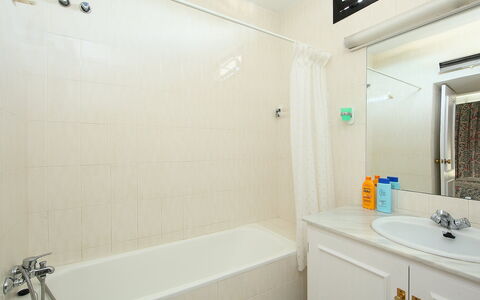 Villa Cielo: Specchio, Idraulico Fixture, Lavello, Proprietà, Rubinetto, Bianca, Mobiletto Del Bagno, Vasca Da Bagno, Doccia, Bagno