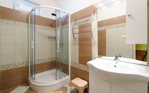 Hibiscus: Bagno, Proprietà, Camera, Piastrella, Interior Design, Architettura, Costruzione, Idraulico Fixture, Immobiliare, Doccia Porta