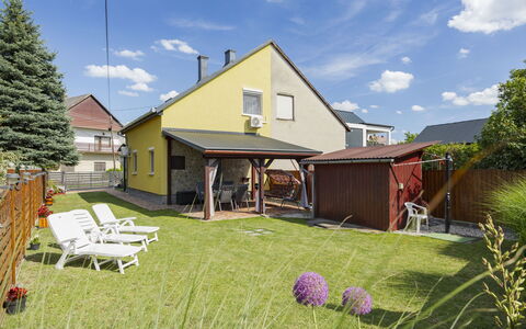 Hibiscus: Casa, Zona Residenziale, Tetto, Casa, Villetta, Giardino, Porta, Backyard, Portico, Cortile