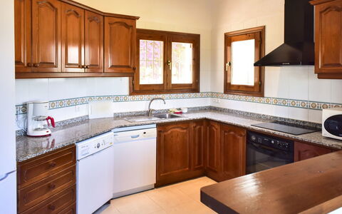 Villa Clementina: Controsoffitto, Cabinetry, Camera, Mobilia, Cucina, Proprietà, Costruzione, Interior Design, Latifoglie, Casa