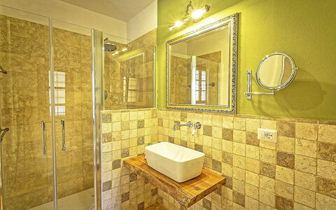 Villa Amadeo: Bagno, Camera, Proprietà, Interior Design, Piastrella, Giallo, Costruzione, Parete, Immobiliare, Pavimento
