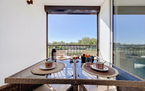 Le Grau du Roi 135: Cucina & Sala Da Pranzo Tavolo, Soffitto, Latifoglie, Sedia, Color Legno, Balcone, Design, Sala Da Pranzo, Pavimento In Legno, Alluminio