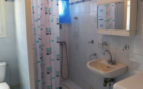 Jean Michel: Bagno, Camera, Proprietà, Parete, Piastrella, Idraulico Fixture, Bagno Accessorio, Interior Design, Immobiliare, Pavimento