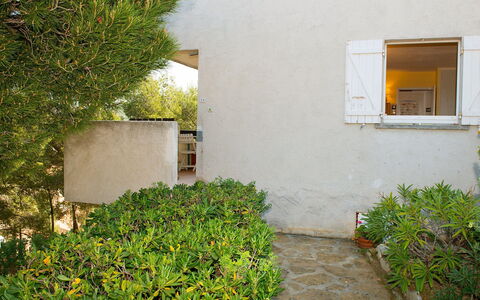 Saint Cyr sur Mer la Madrague 100: Vegetazione, Verde, Proprietà, Giallo, Parete, Casa, Pianta, Immobiliare, Arbusto, Albero