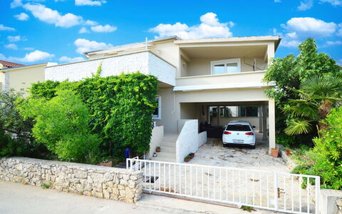 Vodice Jadrija 534: Nube, Cielo, Pianta, Costruzione, Auto, Finestra, Veicolo, Albero, Casa
