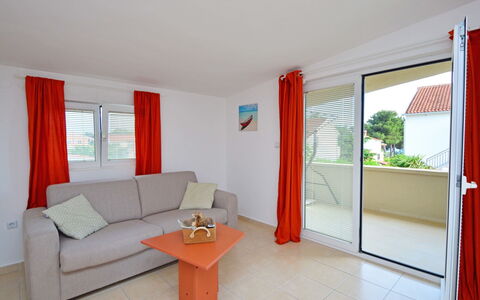 Vodice Jadrija 534: Divano, Finestra, Legna, Comfort, Interior Design, Arancia, Costruzione, Pavimento, Pavimentazione
