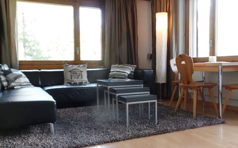 Memory: Camera, Proprietà, Mobilia, Soggiorno, Interior Design, Pavimento, Costruzione, Tavolo, Immobiliare, Casa