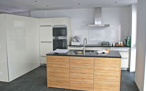 Melina: Controsoffitto, Camera, Cabinetry, Mobilia, Cucina, Proprietà, Interior Design, Pavimento, Costruzione, Casa