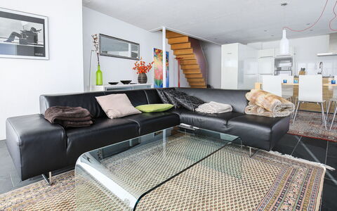 Melina: Divano, Mobilia, Proprietà, Tavolo, Divano Letto, Cornice, Comfort, Soggiorno, Rettangolo, Interior Design