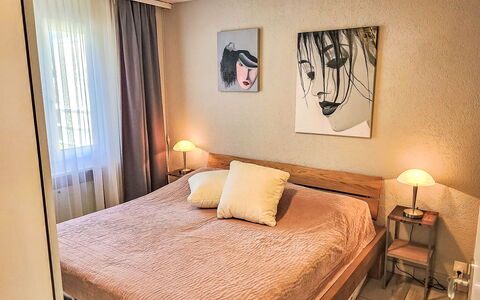 Collina Verde B: Mobilia, Letto, Camera Da Letto, Interior Design, Bedding, Parete, Lenzuolo, Pavimento, Legna, Pavimentazione