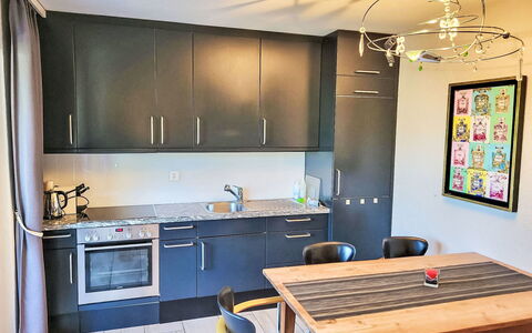 Collina Verde B: Mobilia, Pavimentazione, Interior Design, Pavimento, Cucina, Legna, Controsoffitto, Cabinetry, Elettrodomestico Da Cucina, Sedia