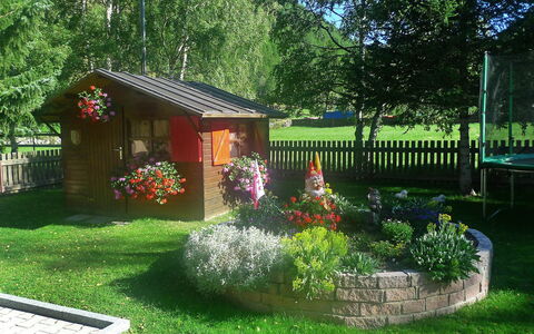 Amara: Cortile, Giardino, Proprietà, Erba, Casa, Casa, Paesaggio Naturale, Backyard, Prato, Villetta