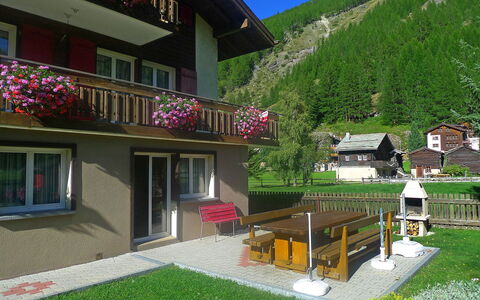 Amara: Proprietà, Casa, Costruzione, Casa, Erba, Immobiliare, Architettura, Albero, Camera, Cortile