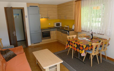 Amara: Camera, Mobilia, Proprietà, Interior Design, Costruzione, Soggiorno, Pavimento, Giallo, Casa, Sala Da Pranzo