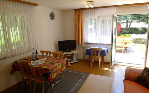 Amara: Camera, Proprietà, Mobilia, Costruzione, Interior Design, Soggiorno, Casa, Pavimento, Tavolo, Soffitto