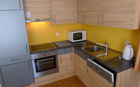 Amara: Controsoffitto, Cucina, Camera, Cabinetry, Proprietà, Cucina Stufa, Mobilia, Apparecchio Major, Giallo, Pavimento