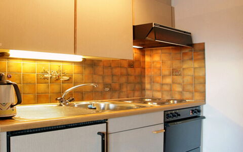 Leukerbad 550: Controsoffitto, Cabinetry, Proprietà, Cucina, Camera, Mobilia, Lavello, Illuminazione, Cucina Stufa, Giallo