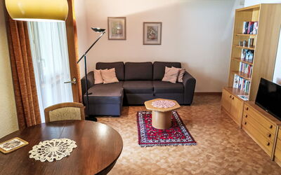 Leukerbad 550: Tavolo, Mobilia, Proprietà, Divano, Cornice, Cabinetry, Interior Design, Comfort, Legna, Costruzione