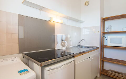 Le Grand Pavois: Proprietà, Camera, Mobilia, Costruzione, Immobiliare, Interior Design, Casa, Cabinetry, Cucina, Lavello