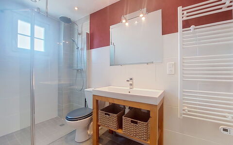 Sables Blancs: Bagno, Idraulico Fixture, Pavimentazione, Interior Design, Parete, Pavimento, Lavandino Del Bagno, Rubinetto, Soffitto, Lavello