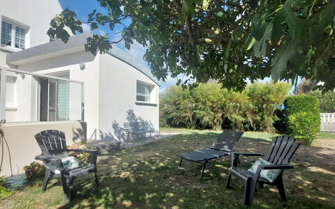 Sables Blancs: Giardino, Shade, Prato, Landscaping, Estate, Cortile, Villetta, Backyard, Mobili Da Esterno, Villa
