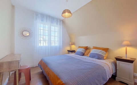Sables Blancs: Letto, Interior Design, Camera Da Letto, Bedding, Mobilia, Lenzuolo, Pavimento, Legna, Biancheria, Soffitto