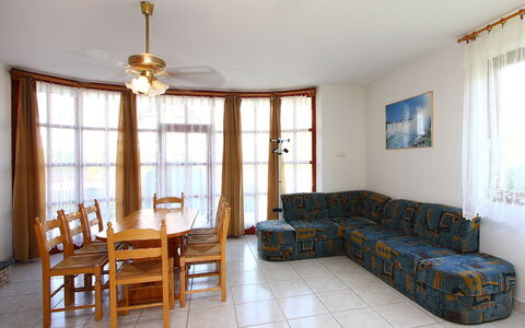 Balatonmariafurdo 106: Camera, Mobilia, Proprietà, Costruzione, Interior Design, Soggiorno, Pavimento, Casa, Immobiliare, Soffitto