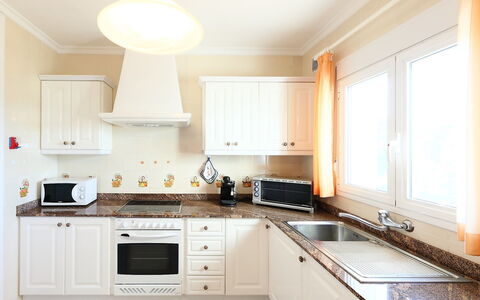 Sara: Controsoffitto, Camera, Proprietà, Cucina, Mobilia, Cabinetry, Interior Design, Soffitto, Pavimento, Costruzione