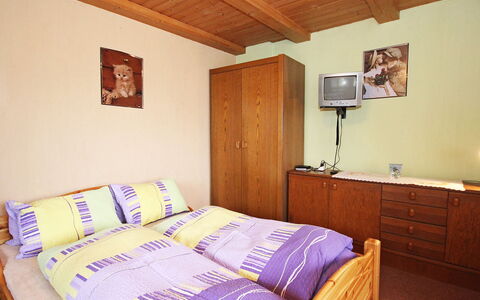 Hussl: Camera Da Letto, Letto, Camera, Mobilia, Lenzuolo, Proprietà, Bedding, Telaio Del Letto, Soffitto, Parete