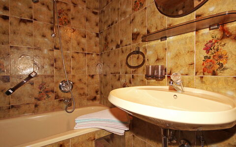Hussl: Bagno, Camera, Proprietà, Parete, Interior Design, Rubinetto, Piastrella, Vasca Da Bagno, Pavimento, Casa