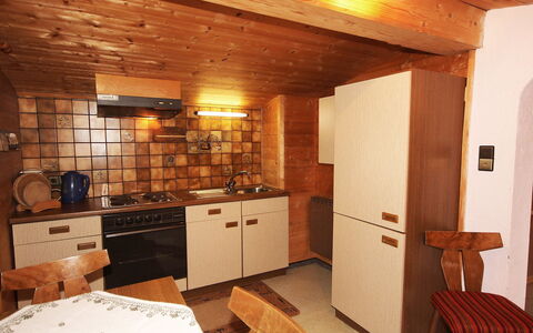 Hussl: Camera, Proprietà, Mobilia, Costruzione, Interior Design, Soffitto, Pavimento, Casa, Controsoffitto, Cabinetry