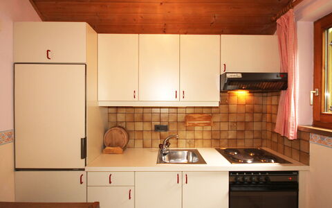Hussl: Cabinetry, Lavandino Della Cucina, Controsoffitto, Proprietà, Lavello, Elettrodomestico Da Cucina, Cucina, Cucina Stufa, Costruzione, Elettrodomestico