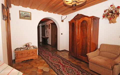 Hussl: Proprietà, Costruzione, Legna, Illuminazione, Interior Design, Pavimentazione, Pavimento, Soggiorno, Comfort, Sala