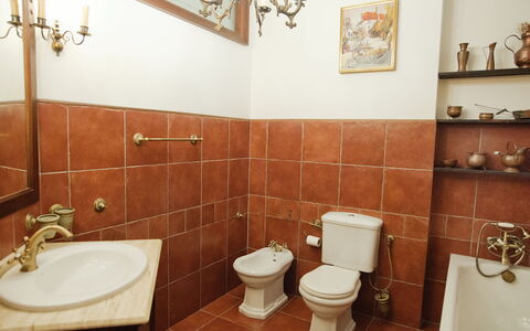 Rynek Starego Miasta: Toilet Seat, Bagno, Lavandino Del Bagno, Pavimentazione, Idraulico Fixture, Interior Design, Gabinetto, Pavimento, Lavello, Rubinetto