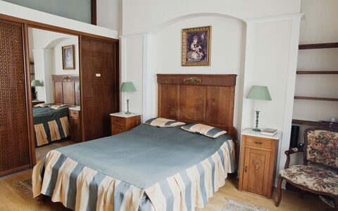Rynek Starego Miasta: Mobilia, Letto, Camera Da Letto, Interior Design, Pavimentazione, Legna, Pavimento, Lenzuolo, Bedding, Camera