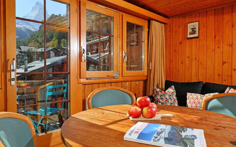Lauberhaus: Mobilia, Tavolo, Proprietà, Sedia, Finestra, Legna, Interior Design, Arancia, Color Legno, Villetta