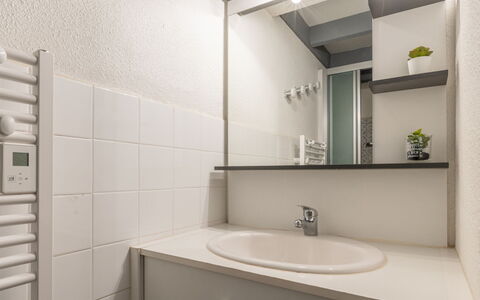 Capbreton 606: Specchio, Rubinetto, Idraulico Fixture, Lavandino Del Bagno, Mobiletto Del Bagno, Lavello, Costruzione, Mobilia, Proprietà, Bagno