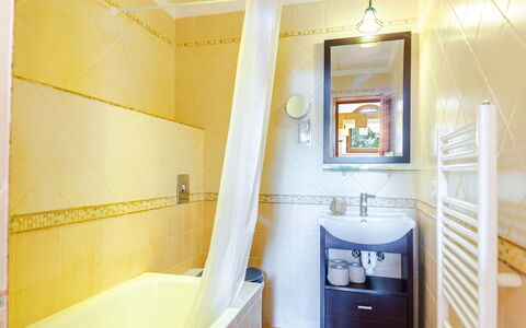 Cala Torta Na Lluny: Specchio, Idraulico Fixture, Vasca Da Bagno, Proprietà, Rubinetto, Costruzione, Cabinetry, Mobiletto Del Bagno, Cassetto, Bagno