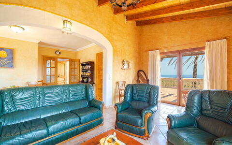 Cala Torta Na Lluny: Divano, Mobilia, Proprietà, Cornice, Tavolo, Azzurro, Interior Design, Illuminazione, Soggiorno, Pavimento
