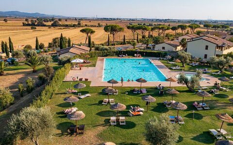 Campiglia Marittima 150: Pianta, Cielo, Acqua, Lotto, Albero, Urban Design, Erba, Piscina, Tempo Libero, Shade