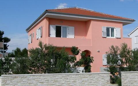 Vodice 401: Cielo, Pianta, Costruzione, Proprietà, Finestra, Nube, Casa, Porta, Albero