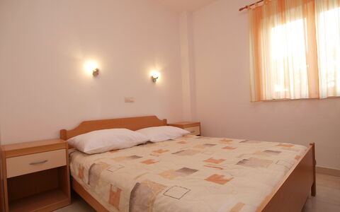 Vodice 401: Camera Da Letto, Letto, Mobilia, Camera, Proprietà, Lenzuolo, Materasso, Telaio Del Letto, Parete, Pavimento