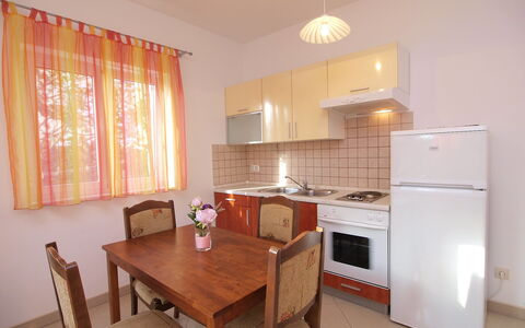 Vodice 401: Camera, Proprietà, Mobilia, Interior Design, Costruzione, Immobiliare, Casa, Pavimento, Tavolo, Sala Da Pranzo
