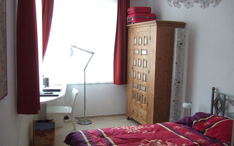 Promenade Wohnung 21: Camera, Camera Da Letto, Mobilia, Proprietà, Rosso, Letto, Tenda, Interior Design, Rosa, Lenzuolo