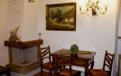 Giglio: Camera, Proprietà, Mobilia, Tavolo, Interior Design, Sala Da Pranzo, Costruzione, Casa, Sedia