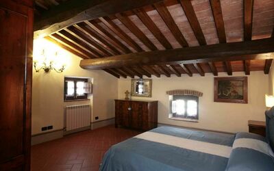 Viola: Camera, Proprietà, Costruzione, Camera Da Letto, Mobilia, Soffitto, Fascio, Interior Design, Immobiliare, Architettura